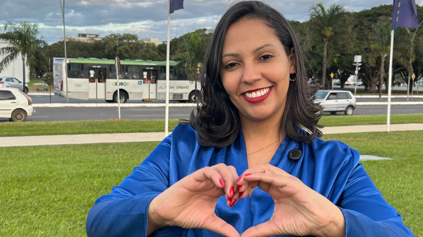 Weila Almeida fazendo coração com as mãos
